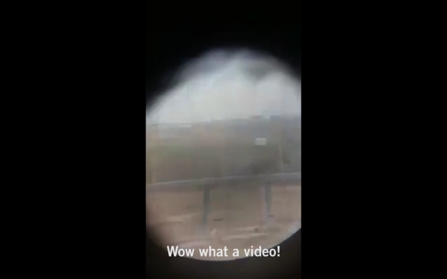 Extrait de la vidéo montrant un sniper tirer sur un Palestinien apparemment désarmé (Capture d'écran)