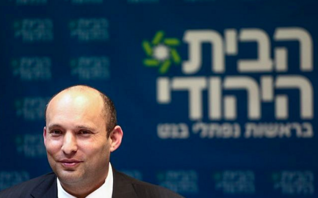 Le président de HaBayit HaYehudi Naftali Bennett dirige une réunion de son parti à la Knesset le 12 mars 2018. (Crédit : Miriam Alster / Flash90)