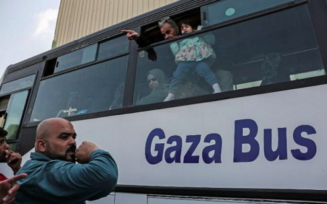 Des Palestiniens s'apprêtent à se rendre en Egypte après l'ouverture du poste frontalier de Rafah pendant trois jours pour des affaires humanitaires, dans le sud de la bande de Gaza le 12 avril 2018. (Crédit : AFP / SAID KHATIB)