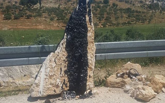 Le monument érigé pour Eitam et Naama Henkin, qui ont été tués lors d'une attaque terroriste en 2015, a été trouvé vandalisé le 30 avril 2018. (Yedidya Asraf)