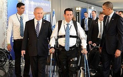 Le Premier ministre Benjamin Netanyahu, Barack Obama et le vétéran handicapé de l'armée israélienne, Radi Kaiuf, lors de la démonstration du systèmie d'exosquelette ReWalk. Kaiuf, qui était auparavant presque complètement paralysé, a terminé le Marathon d'Israël en 2012 en utilisant le système (Kobi Gideon / GPO / FLASH90)