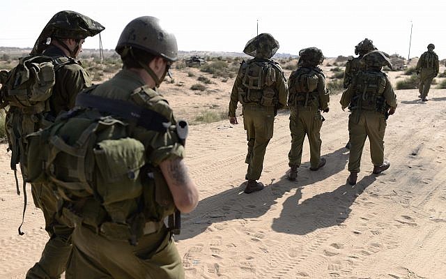 Les Forces de défense israéliennes de Réserve de la 10e division de l'armée israélienne alors qu'ils gardent une colonie près de la frontière israélienne à Gaza le 14 août 2014. (Tomer Neuberg / Flash90)