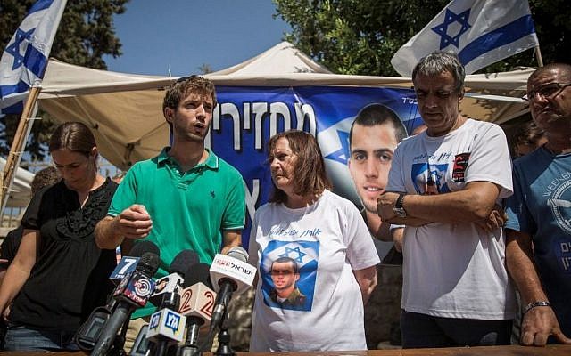 Les parents des soldats israéliens Oron Shaul et Hadar Goldin s'entretiennent avec la presse sous la tente de protestation à l'extérieur de la résidence du Premier ministre Benjamin Netanyahu à Jérusalem le 29 juin 2016. (Hadas Parush/Flash90)