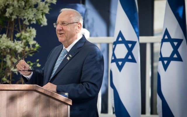 Le Président Reuven Rivlin s'exprime lors d'une réception pour les diplomates en Israël à l'occasion du 69e anniversaire de l'indépendance du pays, à la Résidence du Président à Jérusalem, le 2 mai 2017. (Yonatan Sindel/Flash90/File)