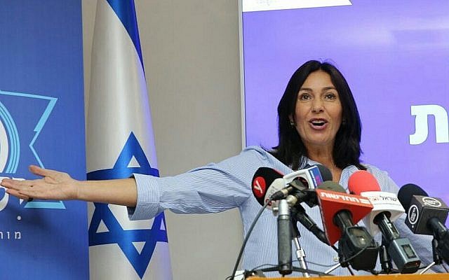La ministre de la Culture Miri Regev donne une conférence de presse sur la cérémonie du Jour de l'Indépendance au ministère de la Culture à Tel Aviv, le 1er avril 2018. (Flash90)