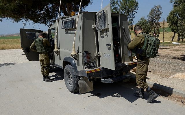 Des soldats israéliens patrouillent près de la frontière entre Israël et Gaza le 31 mars 2018. (Gili Yaari/FLASH90)