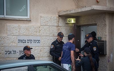 La police à l'entrée de l'académie prémilitaire Bnei Tzion de Tel Aviv après la mort de neuf jeunes entraînée par des inondations lors d'une randonnée organisée par l'institution dans le désert de Judée, le 26 avril 2018 (Crédit : Miriam Alster/Flash90)