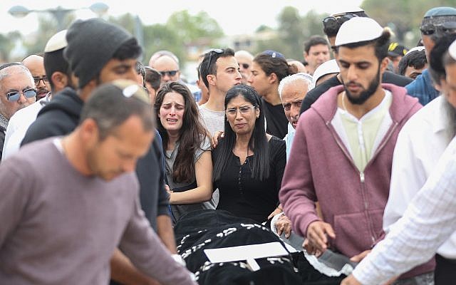 Des centaines personnes ont été présentes pendant les funérailles d'Ella Or à Mishor Adummim, le 27 avril 2018 (Crédit : Yonatan Sindel / Flash90)