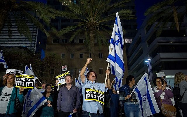 Les protestataires manifestent contre le Premier ministre Benjamin Netanyahu à Tel Aviv le 28 avril 2018 (Miriam Alster/Flash90).
