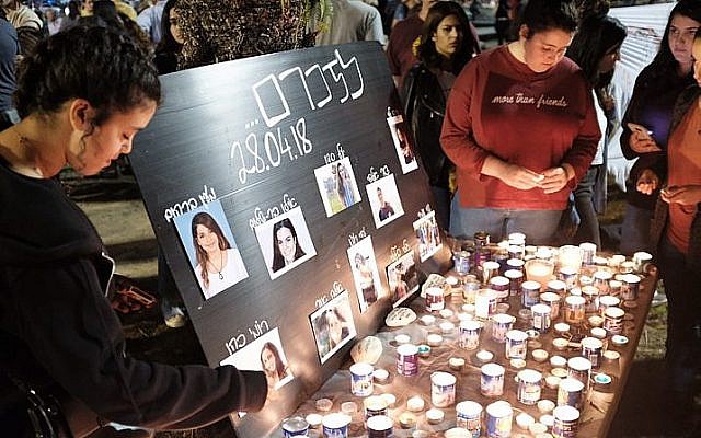 Les gens allument des bougies en mémoire des 10 adolescents israéliens morts lors d'une crue subite survenue dans un lit de rivière dans la région de la mer Morte, sur la place Rabin de Tel Aviv, le 28 avril 2018 (Crédit :Tomer Neuberg/Flash90)