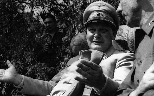 Hermann Goering avec un journaliste étranger dans son jardin à Augsbourg, en Allemagne, le 13 mai 1945 (Getty Images via JTA)
