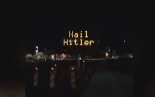 Un panneau de signalisation dans le comté de Pinal, en Arizona, piraté avec écrit "Hail Hitler", le 27 avril 2018. (Capture d'écran: YouTube)