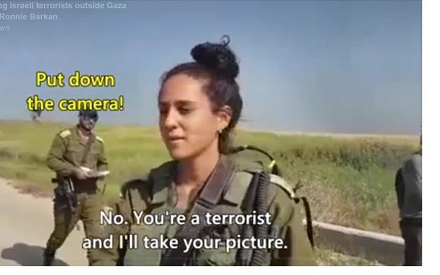 Capture d'écran d'une vidéo montrant des militants de gauche disant aux soldats israéliens basés à la frontière avec la bande de Gaza qu'ils sont des « terroristes » qui « massacrent des civils innocents » (Facebook)