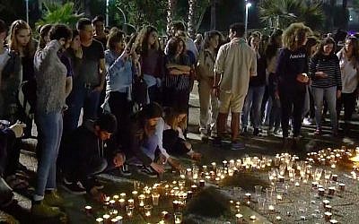 Des jeunes Israéliens allument des bougies lors d'une veillée à la place Rabin de Tel Aviv le 28 avril 2018, à la mémoire des 10 victimes tuées dans une crue soudaine lors d'une randonnée dans le désert de Judée. (Capture d'écran / YouTube)
