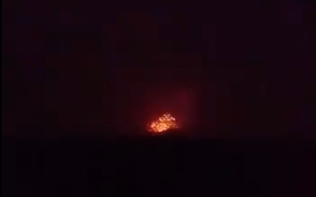 Une explosion sur une base militaire iranienne présumée, en périphérie de la ville de Hama, en Syrie, le 29 avril 2018. (Crédit : capture d'écran Facebook)