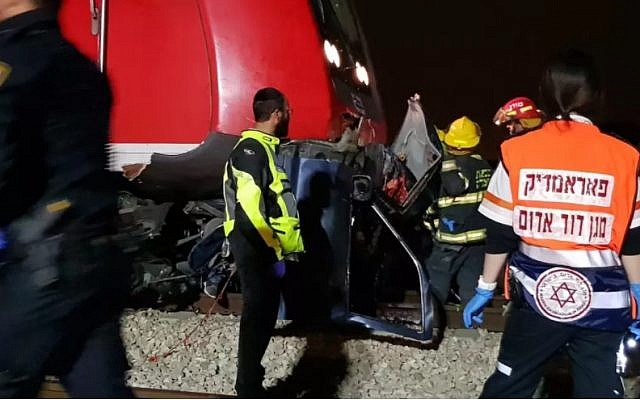 Les personnels médicaux sur la scène d'une collision entre un train et une voiture dans le centre d'Israël, le 7 avril 2018 (Crédit : MDA)