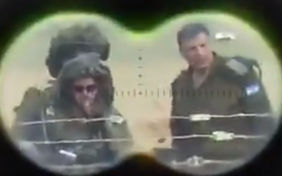 Le Coordonnateur des activités gouvernementales dans les territoires, le général Yoav Mordechai, aux côtés d'autres commandants de Tsahal à travers le viseur d'un tireur d'élite dans une vidéo diffusée le 19 avril 2018 par le groupe terroriste Jihad islamique palestinien basé à Gaza (Crédit : Capture d'écran Twitter)