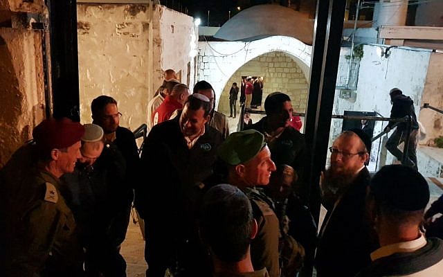 Des fidèles juifs sur la tombe de Joseph dans la ville de Naplouse, en Cisjordanie, le jeudi 5 avril 2018. (Roi Hadi)