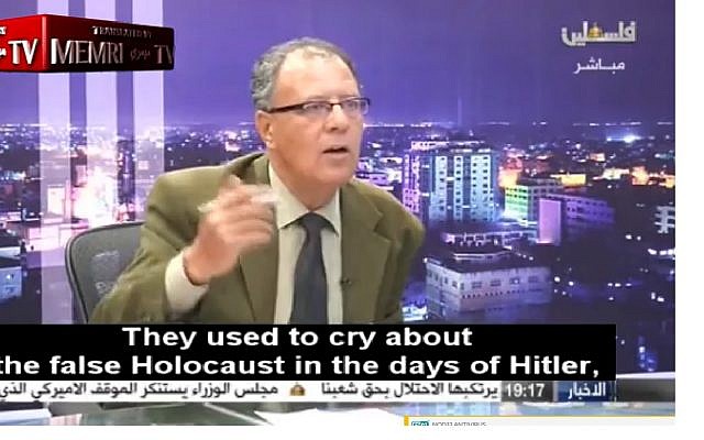 Capture d'écran de la vidéo de l'analyste politique et écrivain palestinien Hani Abu Zeid niant l'Holocauste lors d'une interview diffusée à la télévision palestinienne, le 10 avril 2018. (Facebook)