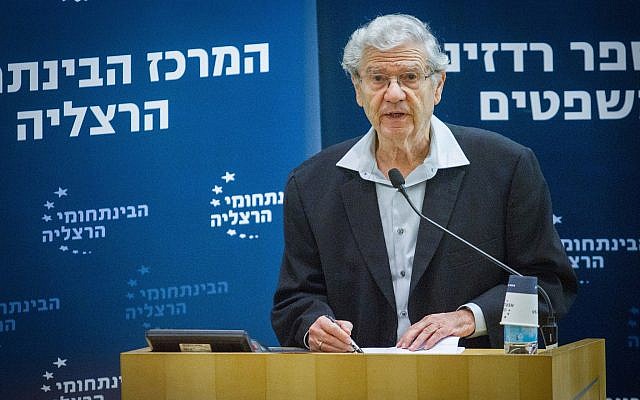 Aharon Barak prend la parole lors d'une conférence au Centre interdisciplinaire de Herzliya le 2 janvier 2018. (Crédit : FLASH90)