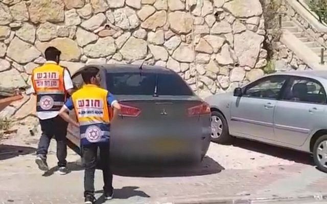 Deux ambulanciers dans la ville de Rechasim, dans le nord du pays, où un petit garçon est décédé après avoir été laissé dans une voiture (Capture d'écran : Ynet news)