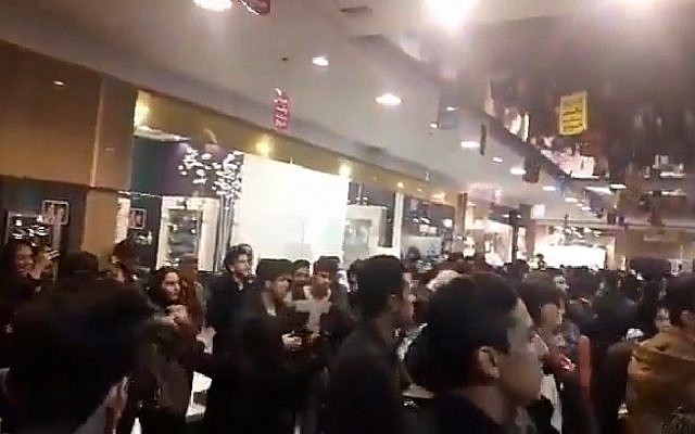 Des milliers de personnes dans un centre commercial de Mashhad, en Iran, durant un concert,le 17 avril 2018. (Crédit : capture d'écran : vidéo Twitter)
