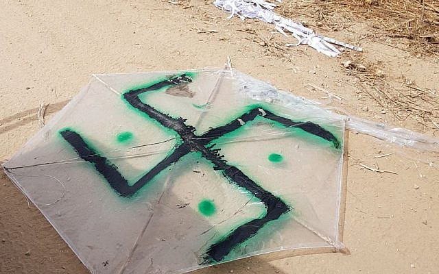 Un cerf-volant marqué d'une croix gammée, a volé à travers la frontière de Gaza en Israël avec un cocktail Molotov, le 20 avril 2018 (Crédit : porte-parole de l'armée israélienne)