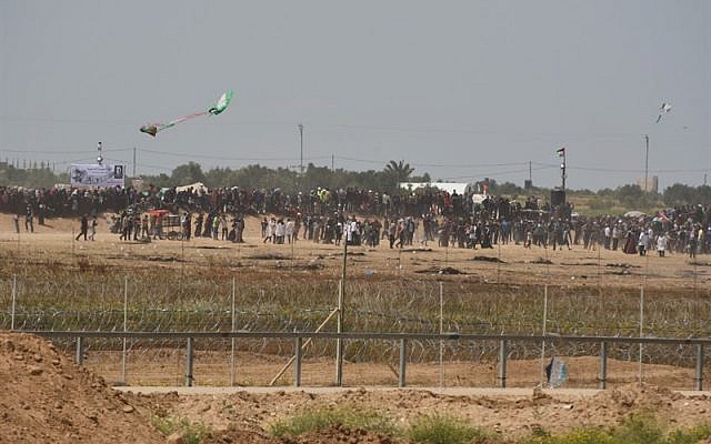 Des Palestiniens essaient d'utiliser un cerf-volant pour lancer un cocktail Molotov vers les soldats israéliens le long de la frontière de Gaza le 13 avril 2018. (Armée israélienne)