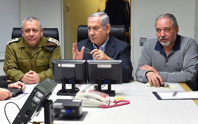 Le Premier ministre Benjamin Netanyahu, au centre, est informé de l'escalade à la frontière nord avec Gadi Eizenkot, chef d'état-major de l'armée israélienne, et le ministre de la Défense Avigdor Liberman, le 10 février 2018. (Crédit : Ariel Hermoni / Ministère de la Défense)