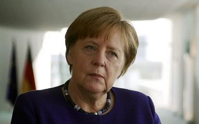 La chancelière allemande Angela Merkel durant une interview accordée à la Dixième chaîne de la télévision israélienne, diffusée le 22 avril 2018. (Crédit : capture d'écran Dixième chaîne)