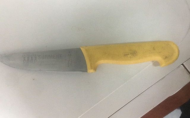 Le couteau trouvé par la police sur un Palestinien de 32 ans, au checkpoint de Qalandiya, le 18 avril 2018. (Crédit : police israélienne)