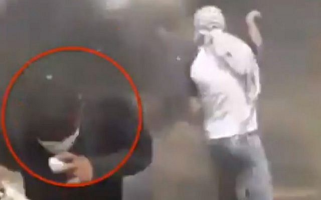 Capture d'écran d'une vidéo montrant un émeutier palestinien blessant accidentellement un manifestant avec son lance-pierre alors qu'il visait les forces de sécurité israéliennes à la frontière avec la bande de Gaza, 27 avril 2018. (Twitter)