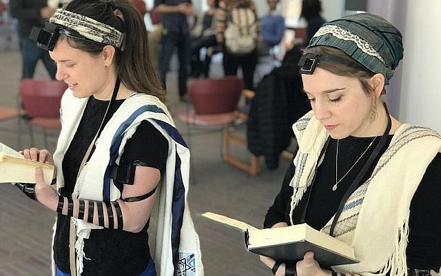 Des élèves rabbins du Hebrew College près de Boston, dont Gita Karasov, à gauche, créent une vidéo qui présente des femmes, des transgenres et des juifs non-binaires montrant comment porter des tefillin. (Dena Trugman/via JTA)