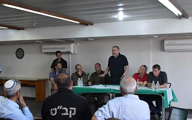 Le ministre de la Défense Avigdor Liberman s'exprime devant les leaders des communautés israéliennes locales près de la bande de Gaza, le 3 avril 2018 (Crédit : ministère de la Défense)