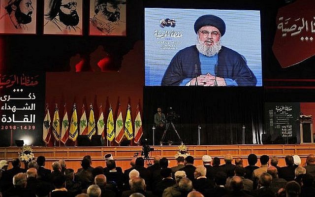 Le chef du Hezbollah Hassan Nasrallah prononce une discours lors des funérailles de l'un des leaders du groupe terroriste à Beyrouth, le 16 février 2018. (AFP Photo/Joseph Eid)