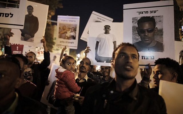 Des migrants africains et leurs soutiens manifestent à Jérusalem le 4 avril 2018 contre l'annulation par le Premier ministre Benjamin Netanyahu d'un accord avec l'ONU visant à éviter les expulsions forcées de milliers de migrants africains. (AFP/Menahem Kahana)