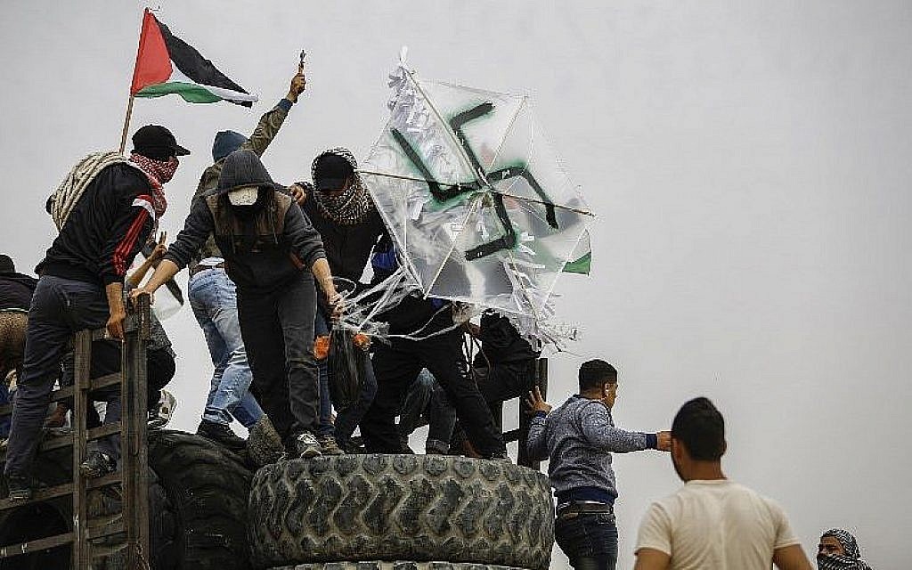 Des palestiniens préparent un cerf-volant inflammable qu'ils enverront au dessus de la clôture qui sépare la bande de Gaza et Israël, le 20 avril 2018. (Crédit : AFP/Mohammed Abed)