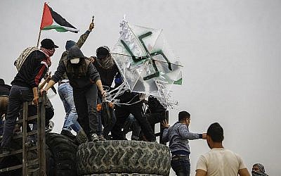 Des palestiniens préparent un cerf-volant inflammable qu'ils enverront au dessus de la clôture qui sépare la bande de Gaza et Israël, le 20 avril 2018. (Crédit : AFP/Mohammed Abed)