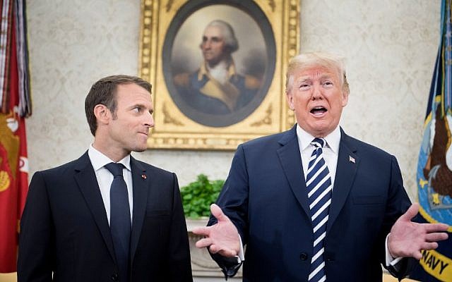 Le président français Emmanuel Macron (à gauche) écoute le président américain Donald Trump dans le bureau ovale avant une réunion au cours d'une visite d'État à la Maison-Blanche le 24 avril 2018 à Washington, DC. (AFP PHOTO / Brendan Smialowski)