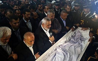 Le dirigeant du Hamas Ismail Haniya (3G) prie devant le cercueil contenant le corps du scientifique palestinien Fadi al-Batsh, abattu en Malaisie, après que son corps a été rendu à sa bande de Gaza natale le 26 avril 2018, pour ses funérailles dans la ville de Jabalia, au nord de l'enclave palestinienne. Batsh, un membre du mouvement islamiste du Hamas, a été abattu alors qu'il se rendait à une mosquée de Kuala Lumpur pour la prière du matin le 21 avril 2018. (MOHAMMED ABED / AFP)
