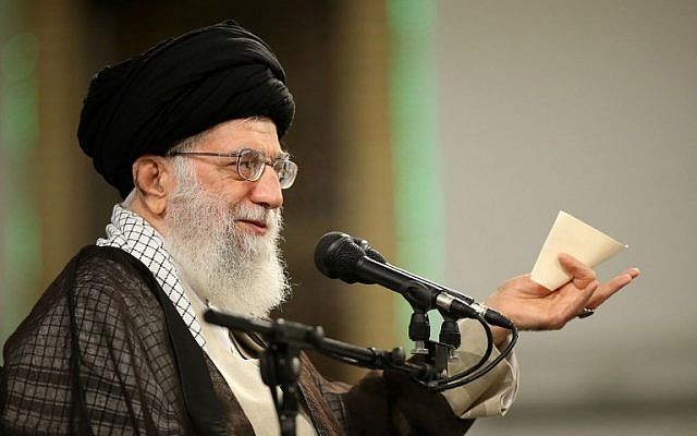 L'ayatollah Ali Khamenei prononce un discours lors de la fête du travail lors d'une réunion des travailleurs, le 30 avril 2018. (Crédit : Photo AFP / Site Internet du chef suprême iranien / HO)
