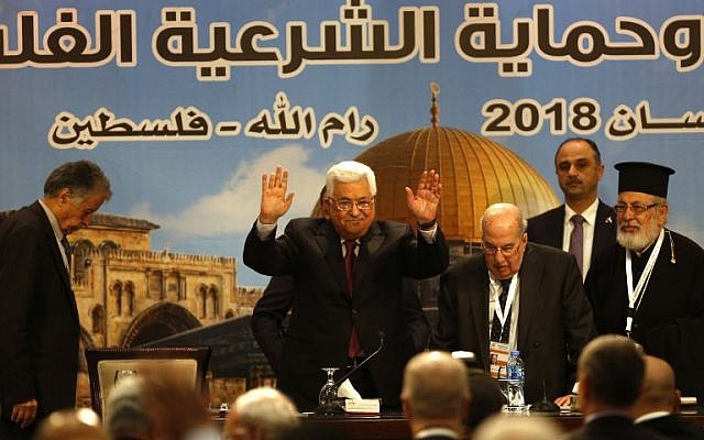 Le président de l'Autorité Palestinienne Mahmoud Abbas fait un geste lors du Conseil national palestinien réuni à Ramallah le 30 avril 2018. (AFP Photo / Abbas Momani)