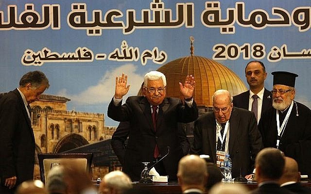 Le président palestinien Mahmud Abbas, à gauche, durant une rencontre du conseil national palestinien à Ramallah, le 30 avril 2018 (Crédit : AFP PHOTO / ABBAS MOMANI)