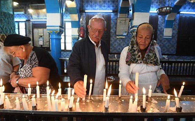Des pèlerins juifs prennent part à un pèlerinage annuel à la synagogue de la Ghriba, à Djerba, e Tunisie, le 2 mais 2018. (FETHI BELAID / AFP)