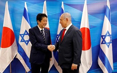 Le Premier ministre israélien Benjamin Netanyahu et son homologue japonais Shinzo Abe au bureau du Premier ministre, à Jérusalem, le 2 mai 2018. (Crédit : AFP / POOL / Abir SULTAN)