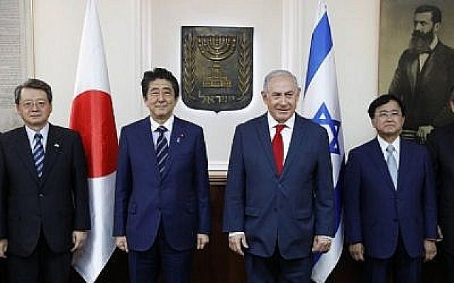 Le Premier ministre Benjamin Netanyahu et le Premier ministre japonais en visite Shinzo Abe posent pour une photo au bureau du Premier ministre, à Jérusalem, le 2 mai 2018. (Crédit: AFP/Abir SULTAN)