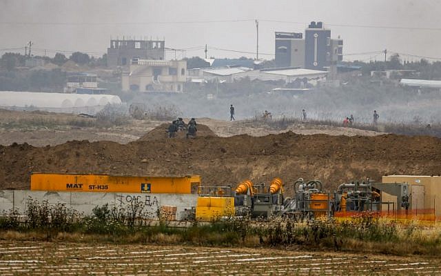 Les soldats de l'armée israélienne positionnés le long de la frontière avec Gaza à proximité du kibboutz de Nahal Oz, dans le sud d'Israël, le 4 mai 2018 (Crédit :  AFP PHOTO / AHMAD GHARABLI)
