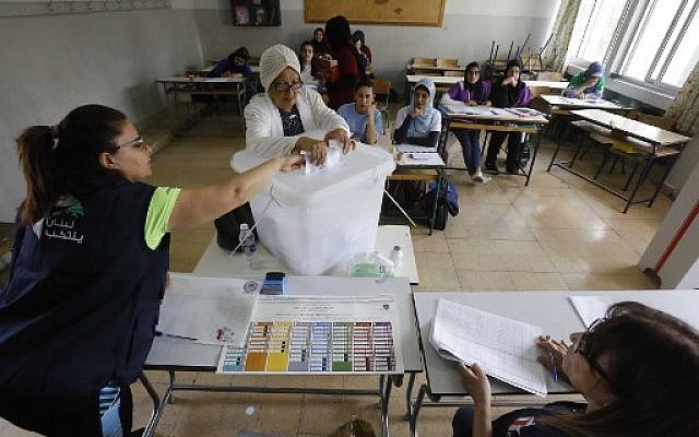 Un bureau de vote à Tripoli, au Liban, le 6 mai 2018. (Crédit : AFP/ MARWAN TAHTAH)