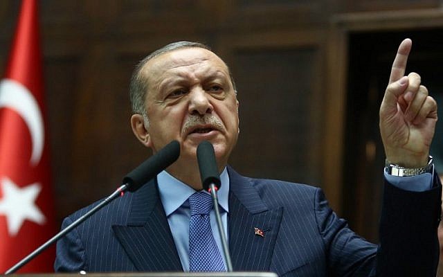 Le président de la Turquie et le chef du Parti de la justice et du développement (APK) Recep Tayyip Erdogan prononce un discours lors de la réunion du groupe parlementaire du Parti AKP à la Grande Assemblée nationale de Turquie (TBMMM) à Ankara le 8 mai 2018. (Crédit : AFP/Adem Altan)