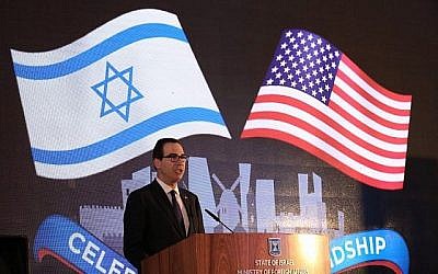Le secrétaire au Trésor américain Steve Mnuchin prononce un discours lors de la réception officielle à l'occasion de l'inauguration de l'ambassade des États-Unis au ministère des Affaires étrangères à Jérusalem, le 13 mai 2018. (AFP/Gali Tibbon)